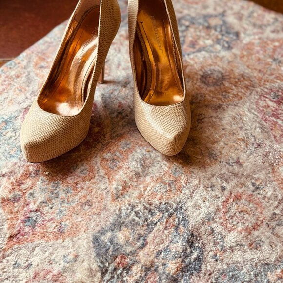 BCBG Generation Beige Snakeskin Textured Platform Pumps – Size 7 (EU 37) – NWOT - Picture 2 of 9